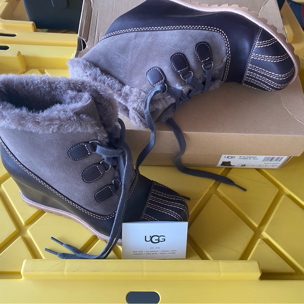 UGG- Alasdair boots SZ 9